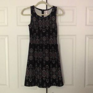 Sleeveless dark blue dress with pattern
